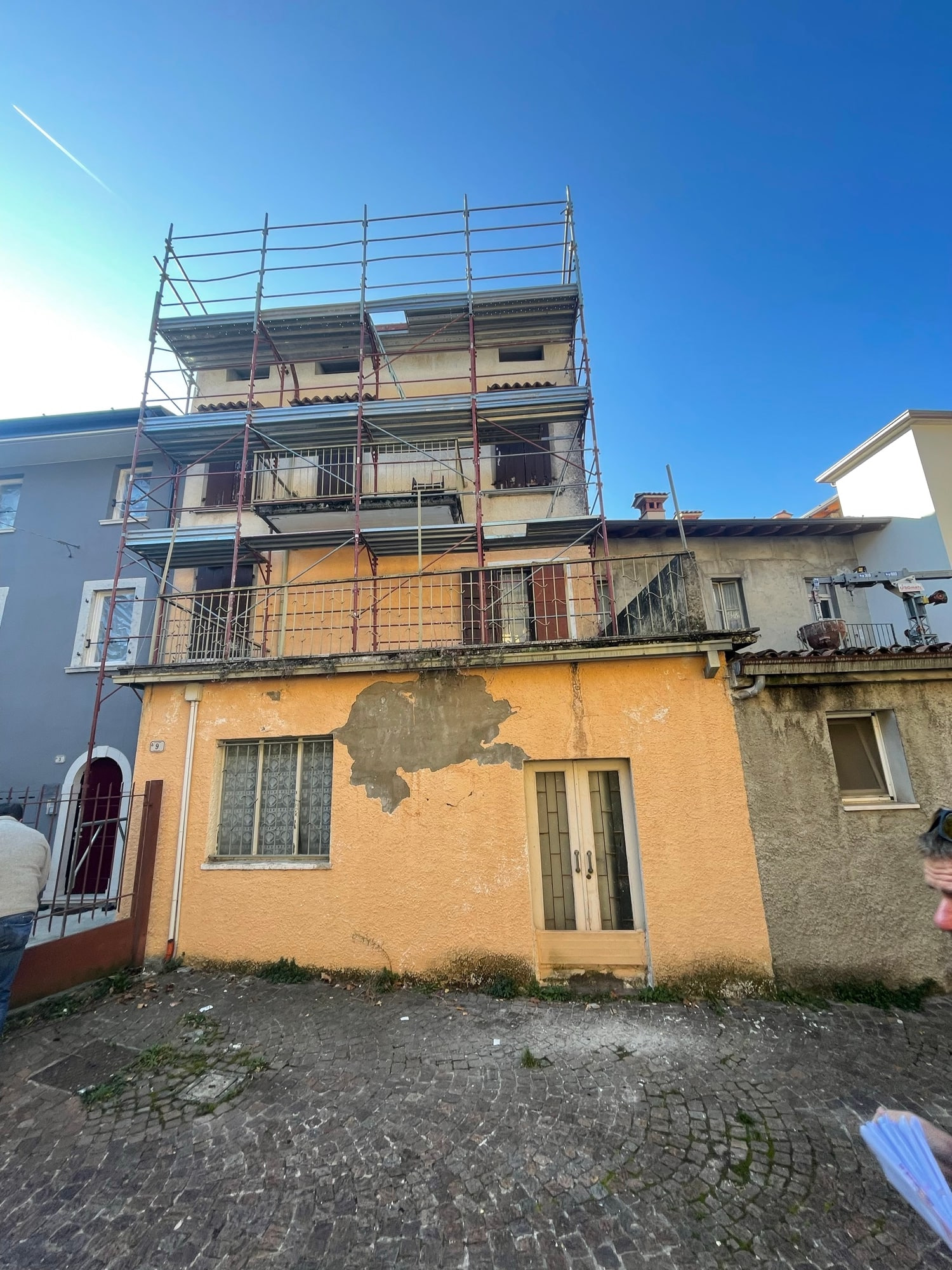 La casa prima dei lavori: ponteggio montato e intonaco della facciata scrostato