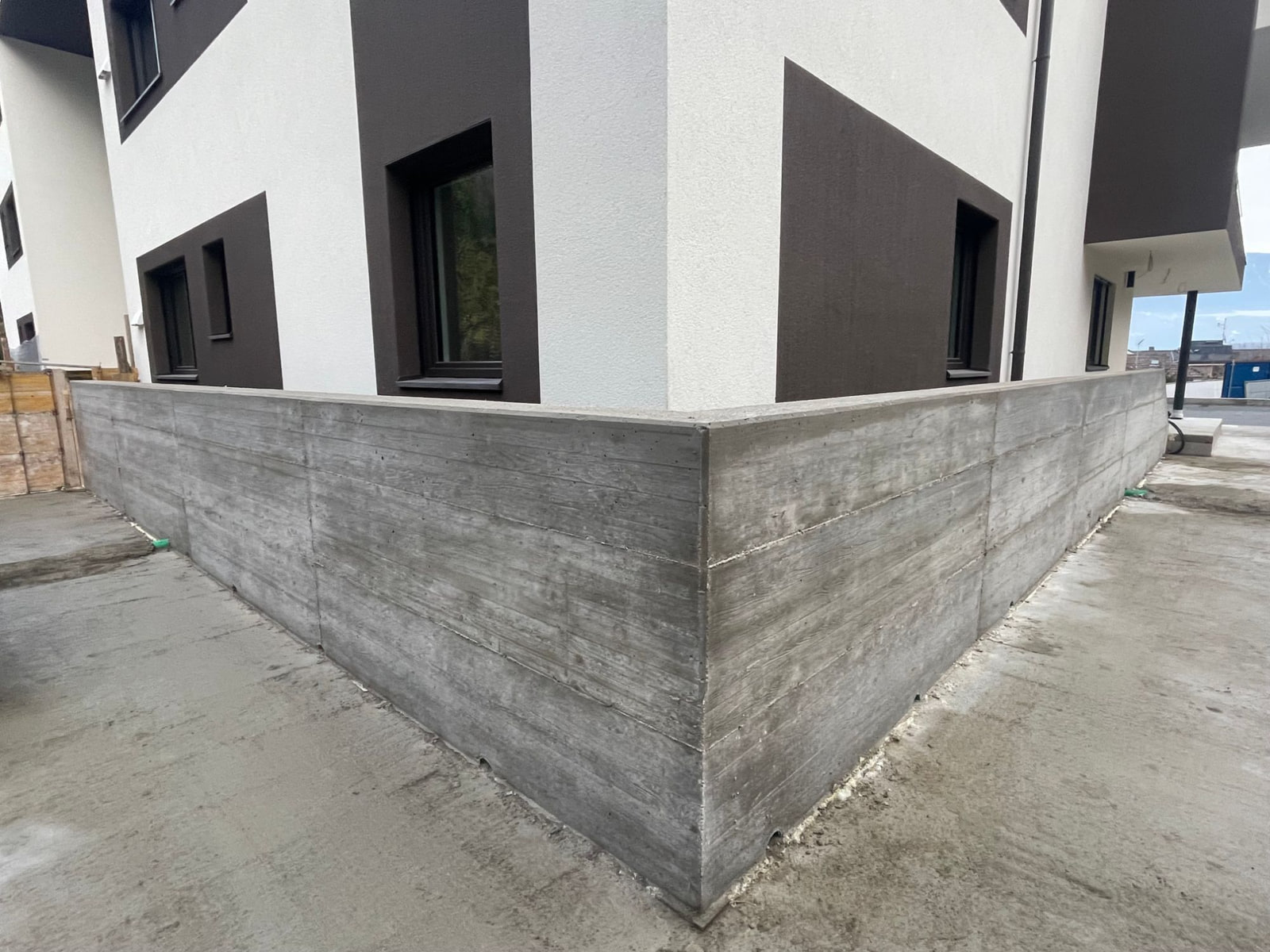 Muro d’angolo in calcestruzzo faccia a vista attorno all’edificio
