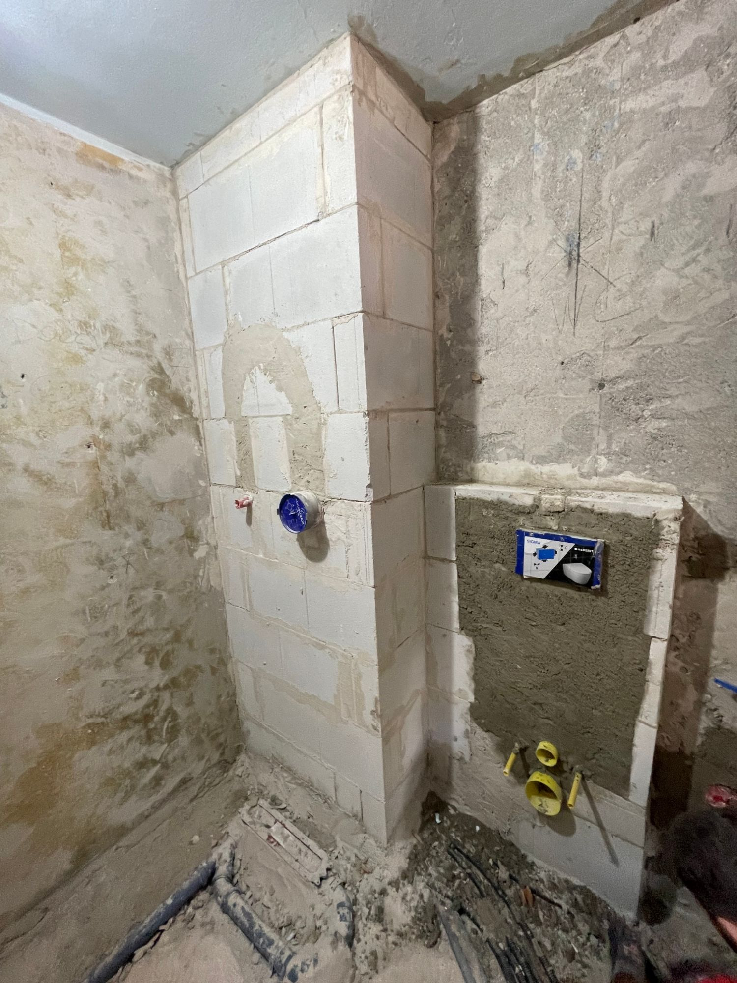 Cavedio chiuso fino al soffitto e parete del WC con il rinzaffo
