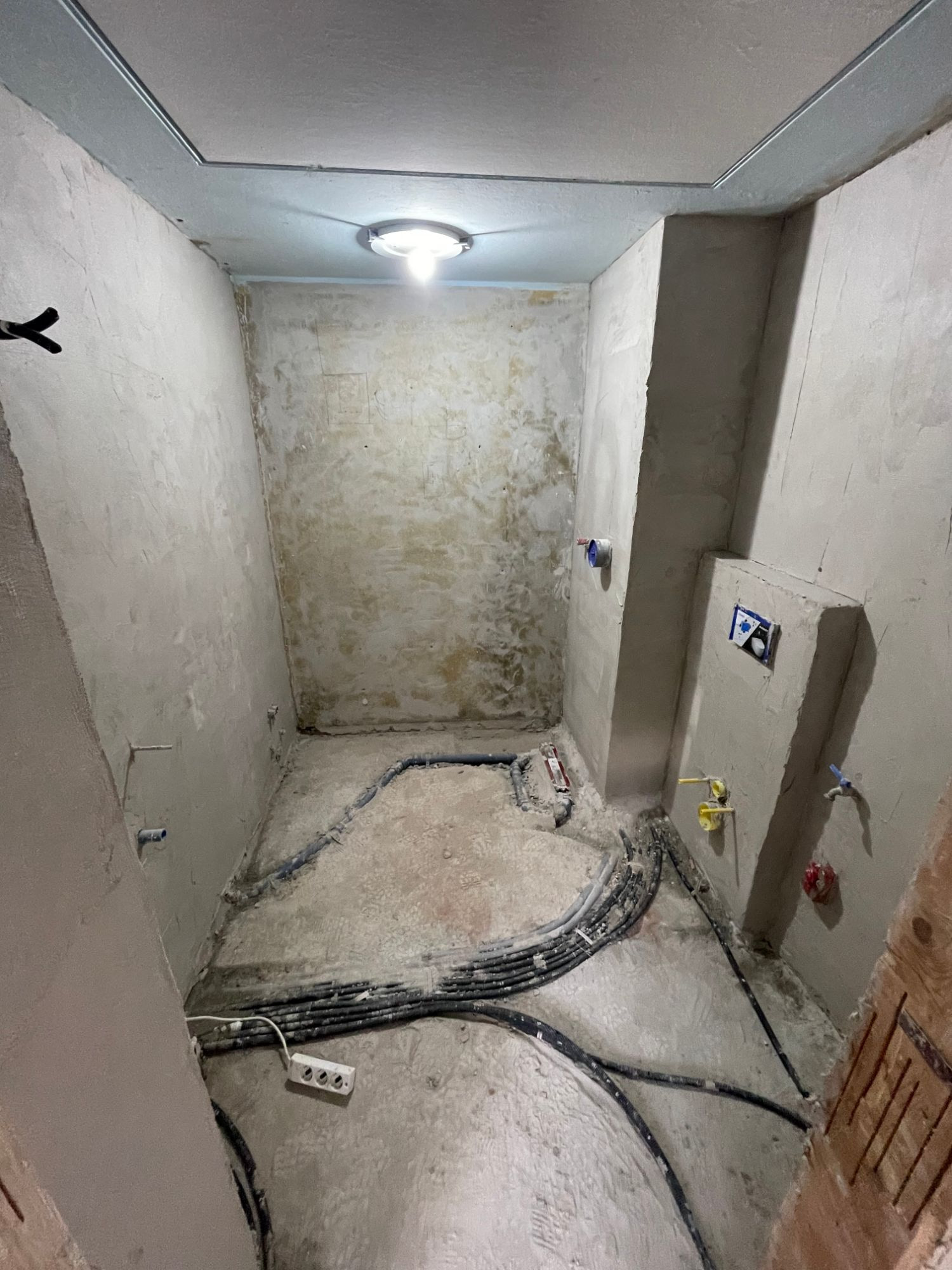 Bagno con le pareti intonacate, prima del sottofondo