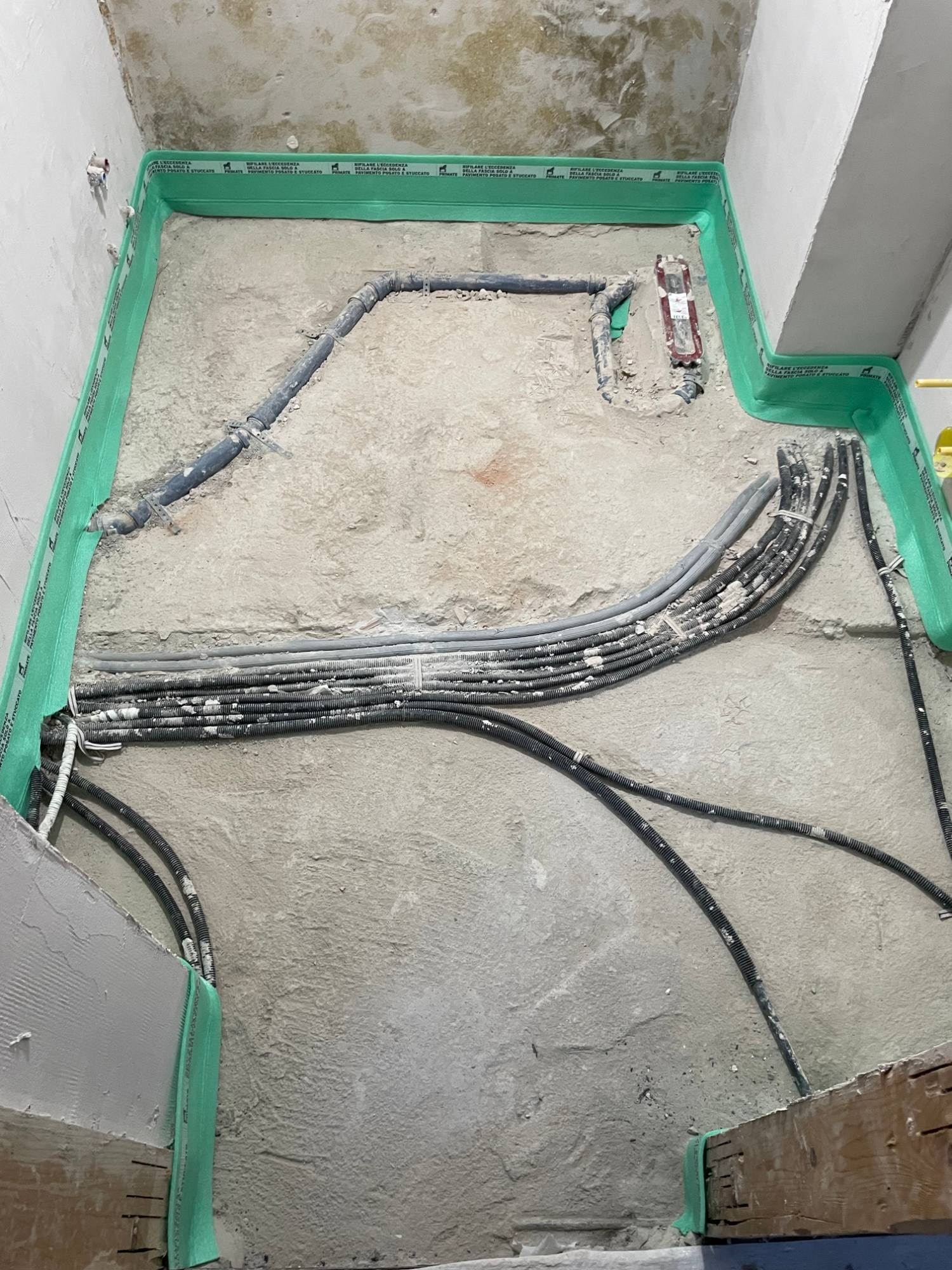 Fascia perimetrale lungo le pareti, scarichi e cavi a pavimento