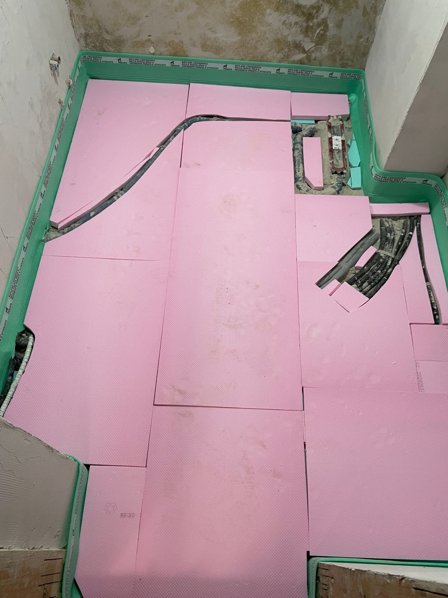 Secondo strato di pannelli isolanti attorno a scarichi e canalina della doccia