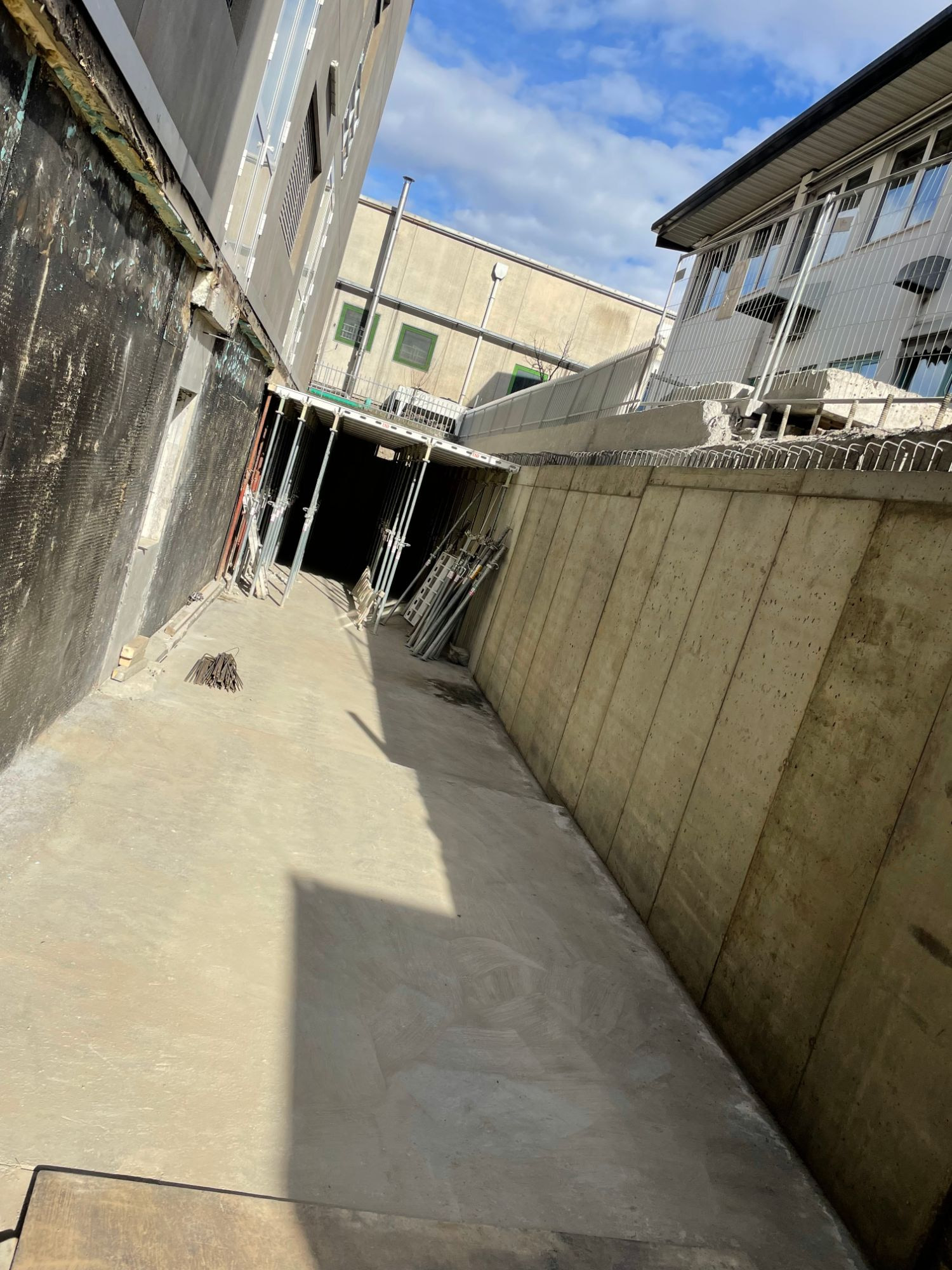 Muro in cemento armato finito e puntellatura del solaio