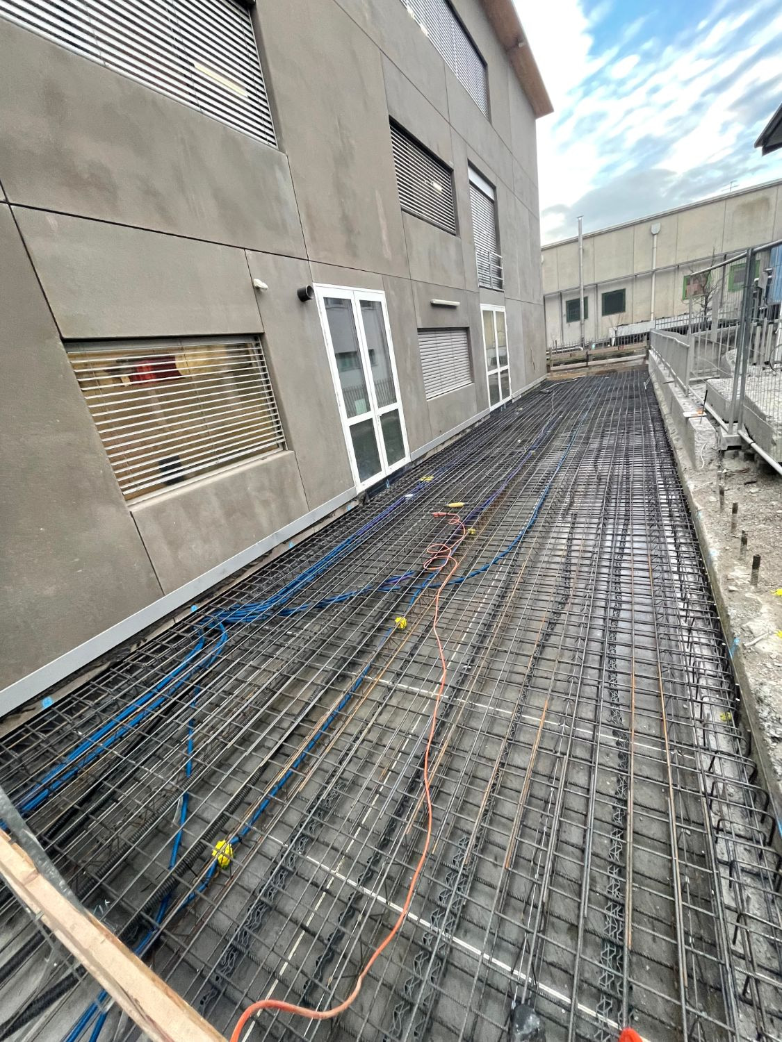 Armatura del solaio con le tubazioni degli impianti lungo l’edificio