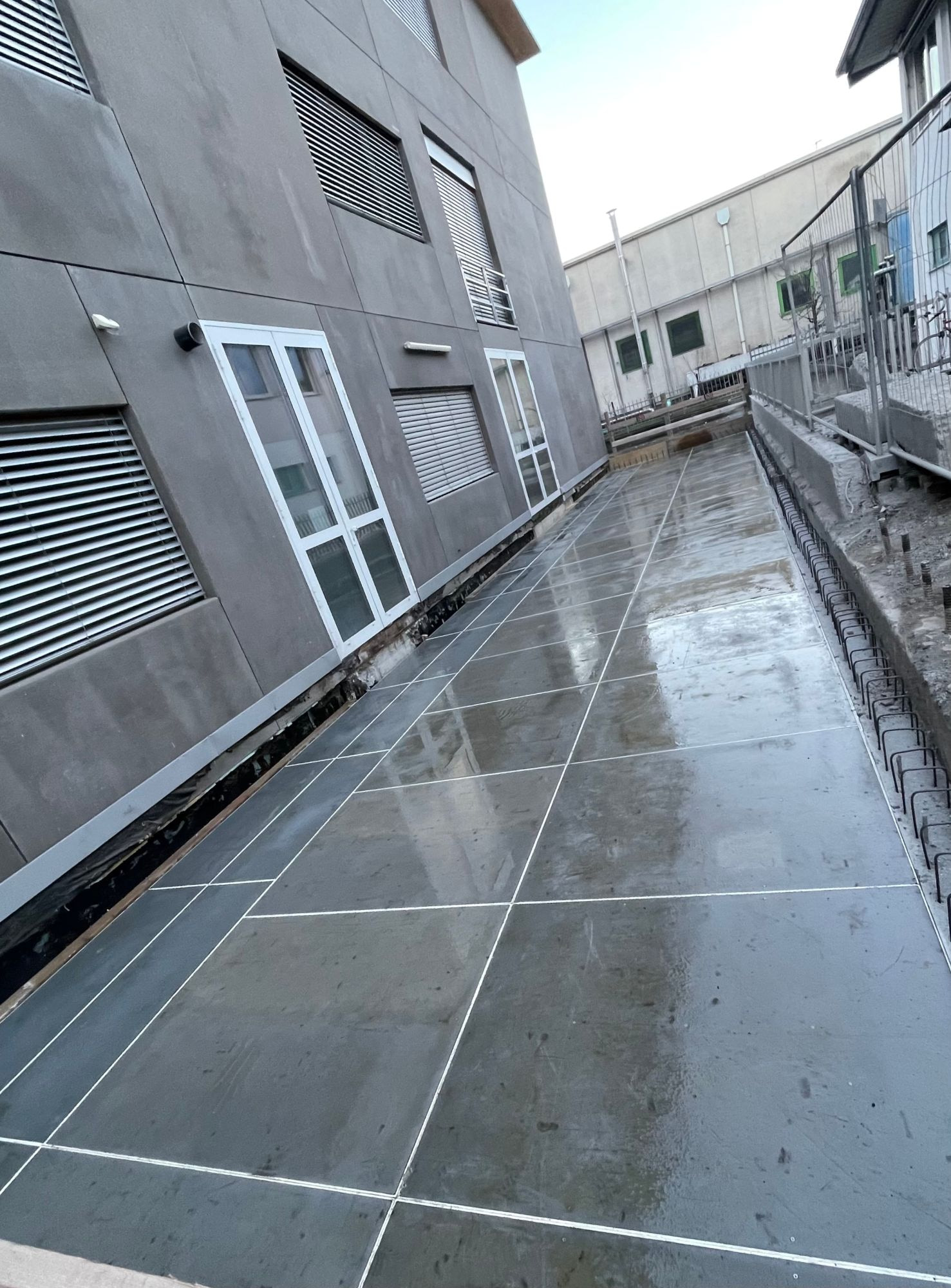 Solaio finito lungo la facciata dell’edificio